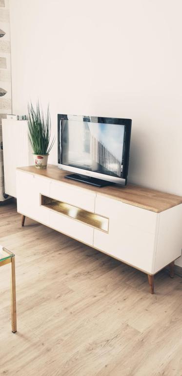 Televízia a/alebo spoločenská miestnosť v ubytovaní Primo Apartments Tramwajowa 17B