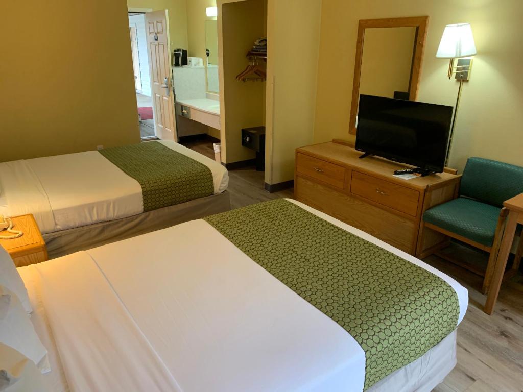 Postel nebo postele na pokoji v ubytování Days Inn by Wyndham Ocean Shores