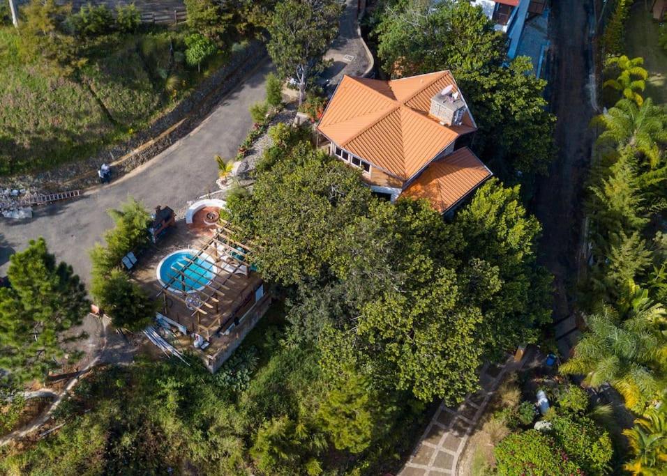 - une vue sur une maison dotée d'un toit orange dans l'établissement Mansion Dubai-Mountain-Jacuzzi-4BR-Jamaca De Dios, à Jarabacoa