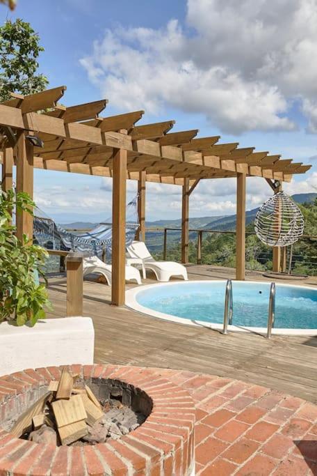 Bazén v ubytování Mansion Dubai-Mountain-Jacuzzi-4BR-Jamaca De Dios nebo v jeho okolí