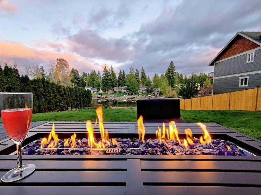 Lakefront Getaway Near Crystal Mountain & Rainier - Housity