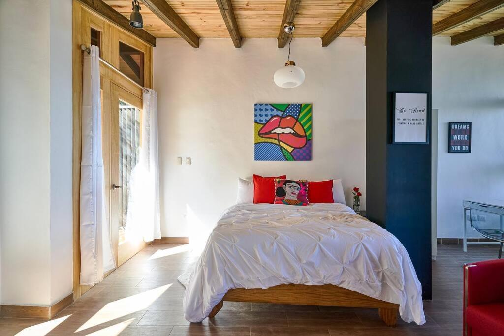 Postel nebo postele na pokoji v ubytování Villa Favella-Pop-Art-View-7BR-Jamaca De Dios-Balcony-Dream