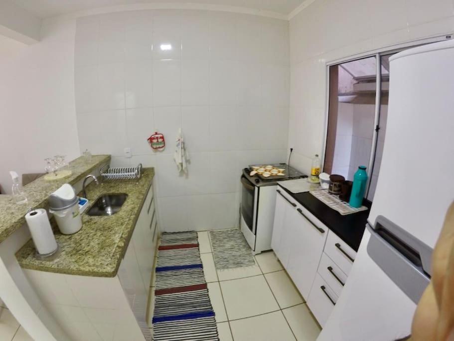 Una cocina o zona de cocina en Nossa Casa, Sua Casa 01 - Excelente Localização