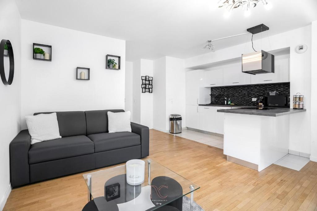 sala de estar con sofá y cocina en Disneyland-Paris 6pers,Parking, Wifi, Netflix, en Serris