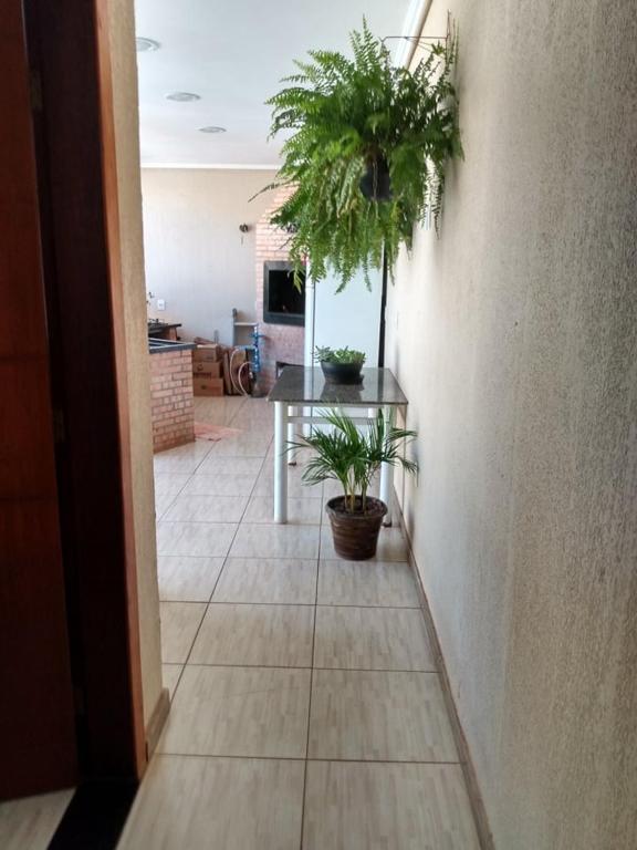 TV a/nebo společenská místnost v ubytování Edicula com um quarto banheiro e piscina e lazer