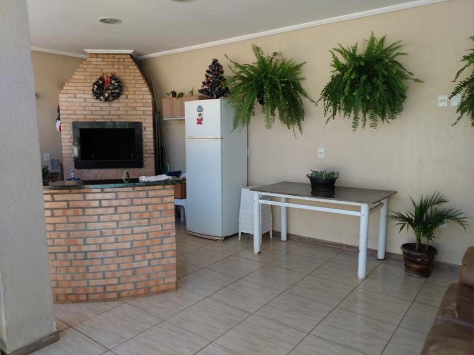 Kuchyň nebo kuchyňský kout v ubytování Edicula com um quarto banheiro e piscina e lazer