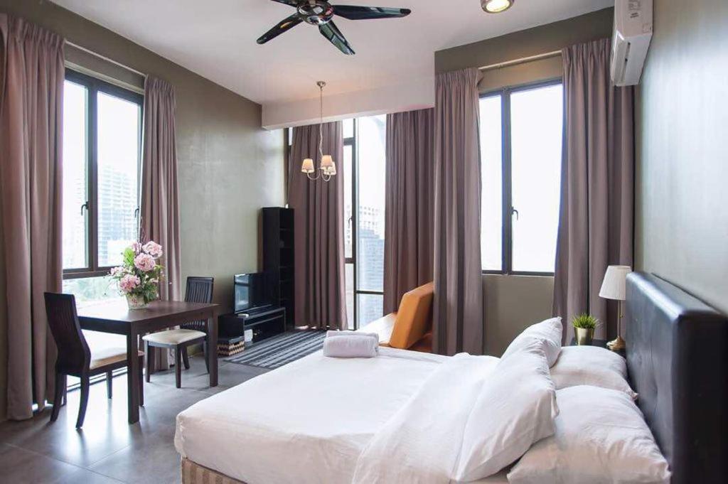 Postel nebo postele na pokoji v ubytování Empihaus 001 Empire Damansara