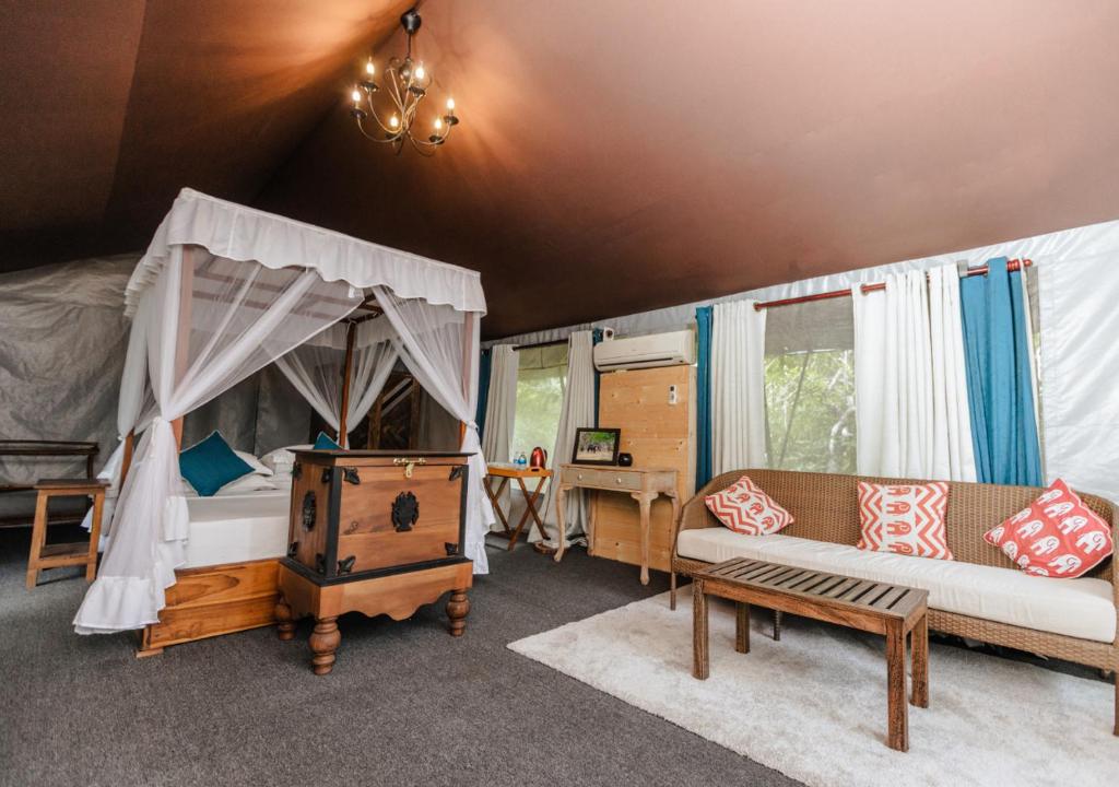 Posezení v ubytování Tribe Yala - Luxury Camping