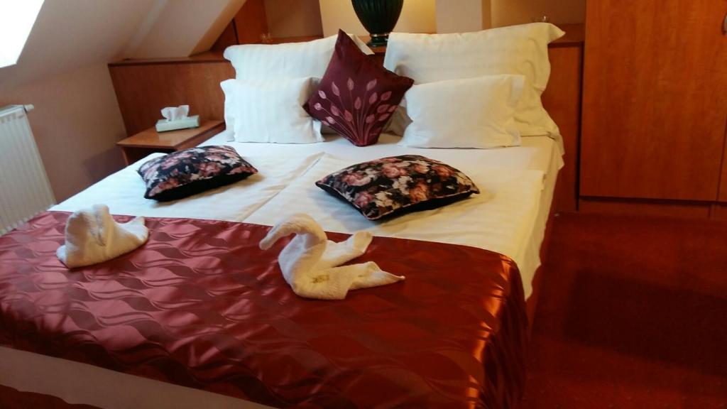 Postel nebo postele na pokoji v ubytování Hotel Isabell Győr