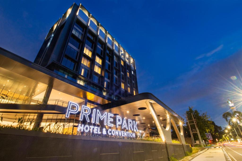 um edifício com uma placa que lê o hotel e convenção do parque em Prime Park Hotel & Convention Lombok em Mataram