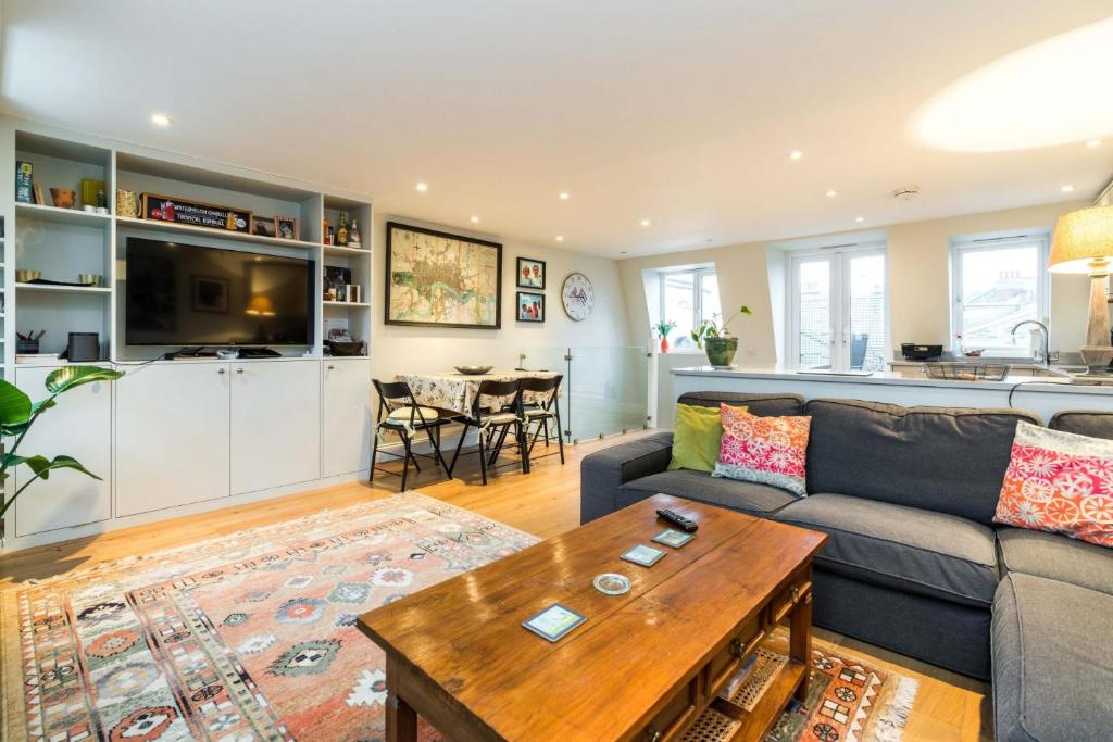 NEW Spacious 2 Bedroom Apartment with Patio