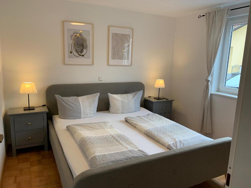 ein Bett mit zwei Kissen darauf in einem Schlafzimmer in der Unterkunft Ferienwohnung Elzblick in Rust