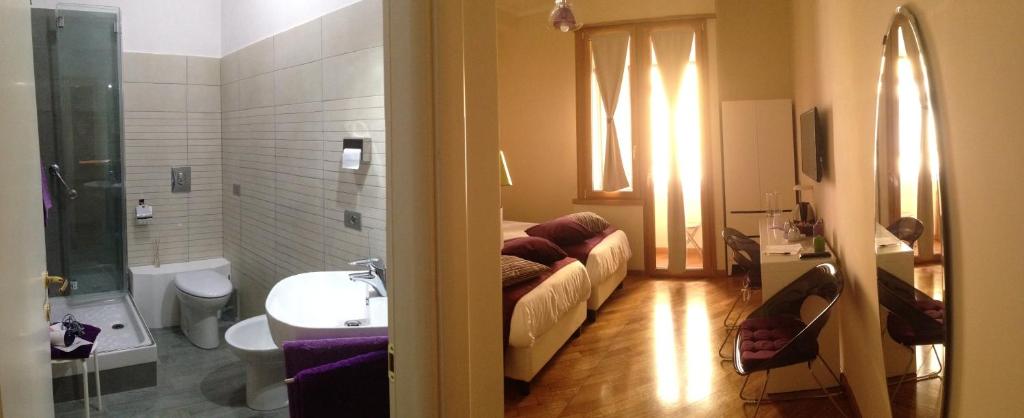 A bathroom at L'Appartamento Romano