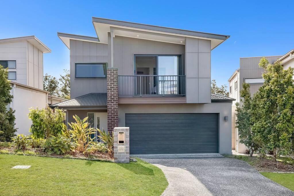 Gold Coast Theme Parks Up to 8 Guests Modern House