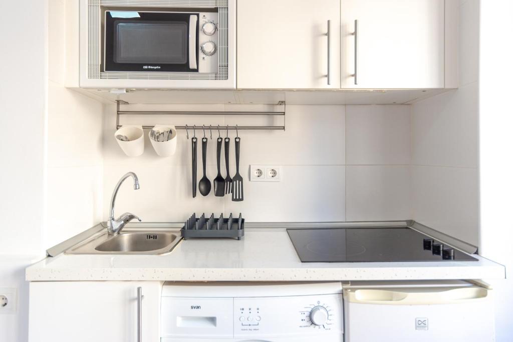 A kitchen or kitchenette at LU&CIA Malagueta 7