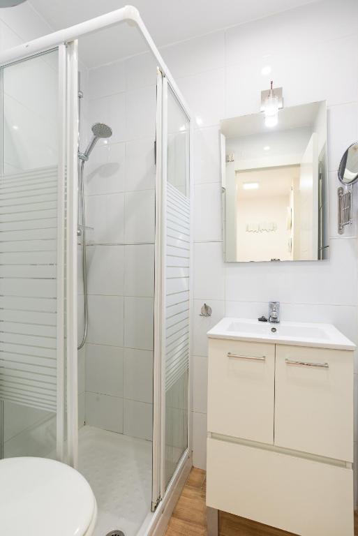 A bathroom at LU&CIA Malagueta 7