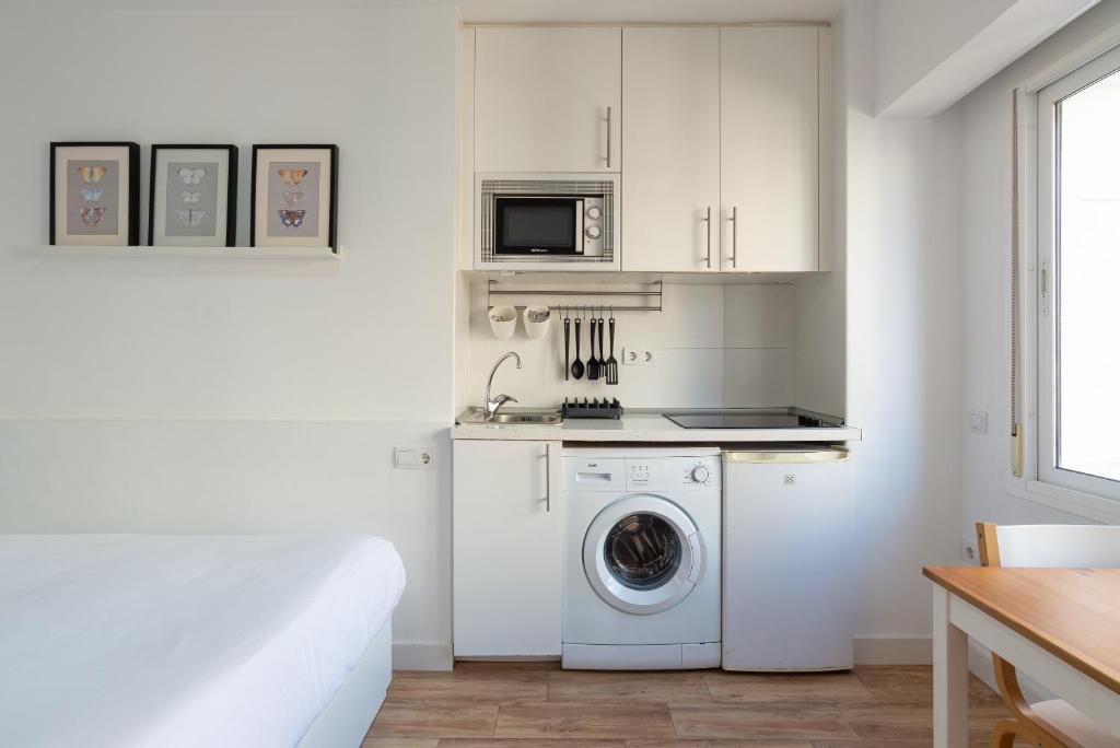 A kitchen or kitchenette at LU&CIA Malagueta 7