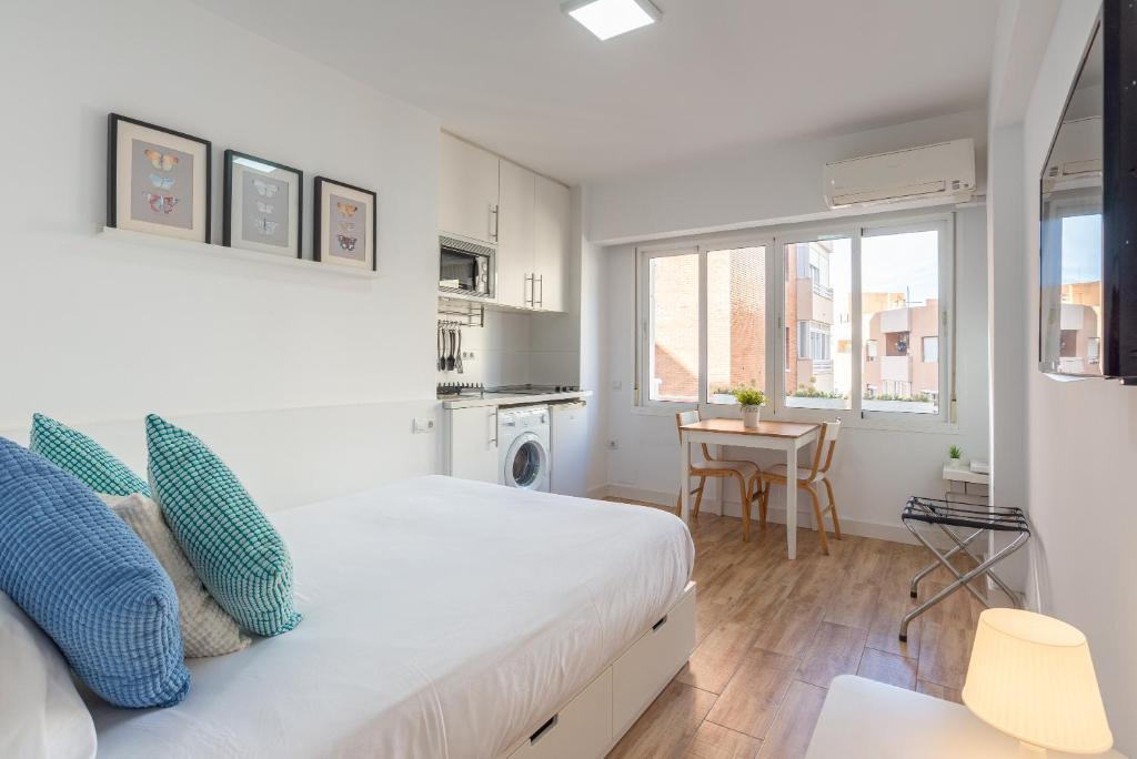 A bed or beds in a room at LU&CIA Malagueta 7