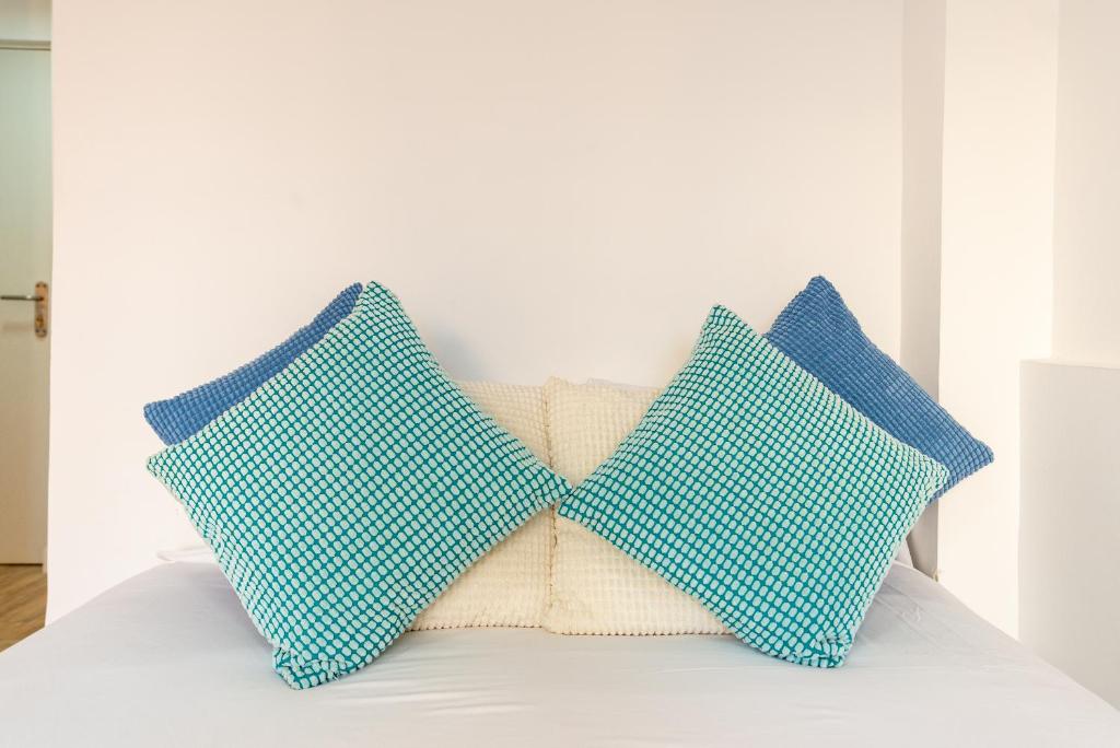A bed or beds in a room at LU&CIA Malagueta 7