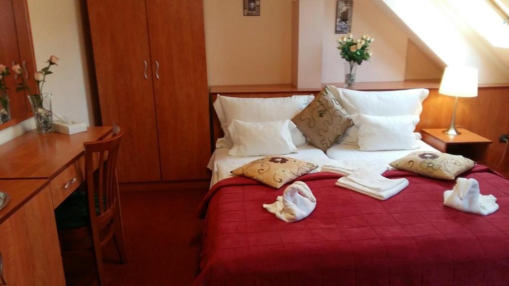 Postel nebo postele na pokoji v ubytování Hotel Isabell Győr