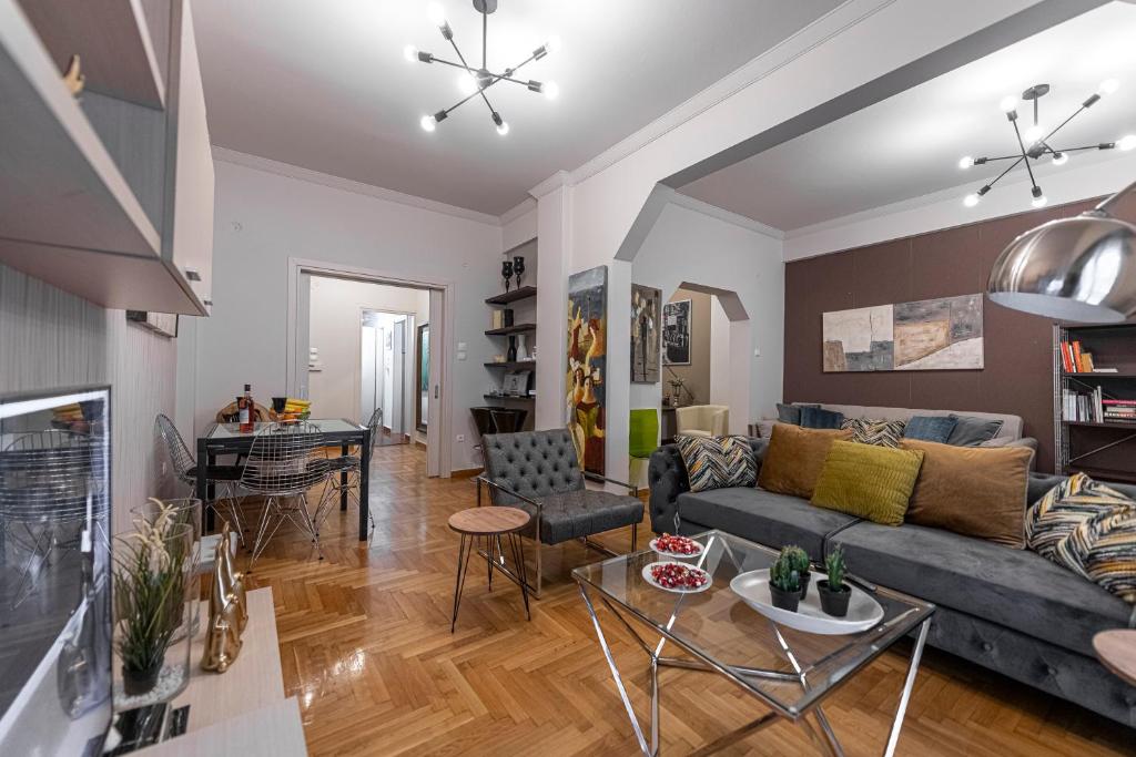 uma sala de estar com um sofá e uma mesa em Alopece City Apartment - Kolonaki em Atenas