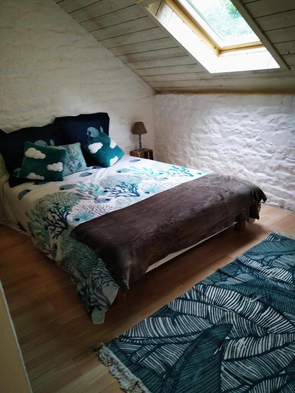 Säng eller sängar i ett rum på petite maison port de saint goustan