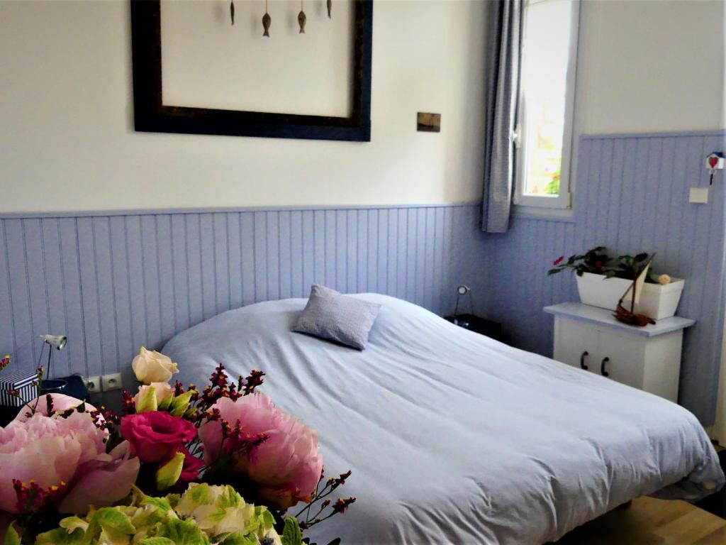 a bedroom with a bed with flowers on the floor at Pony Sweet Home in Caen