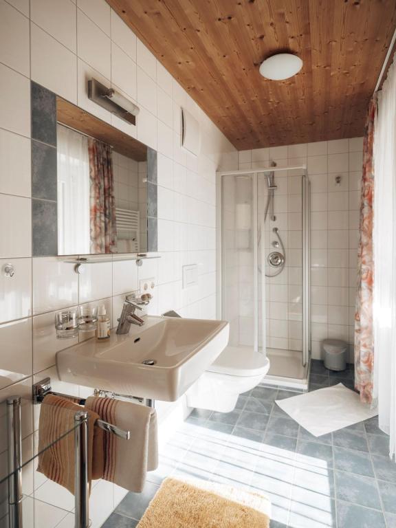 Koupelna v ubytování Gästehaus Manuela Puchmayr