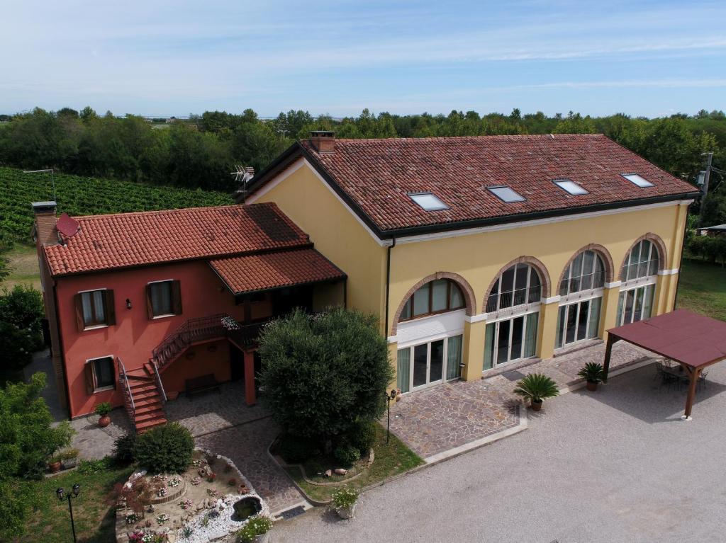 an overhead view of a house with a red roof at Agriturismo Ae Cavane in Codevigo