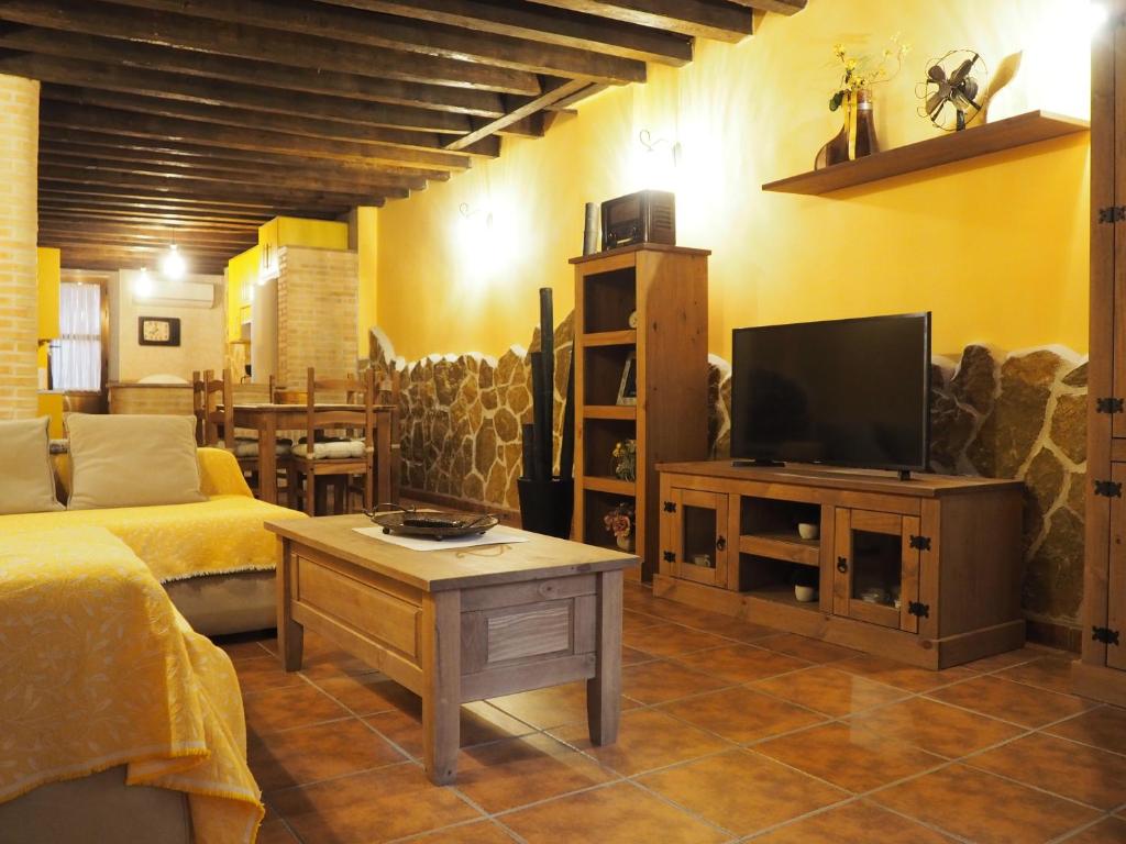 a living room with a couch and a television at El Rincón de Anter C in Cenicientos
