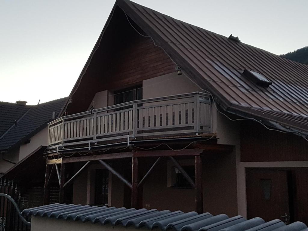 une maison avec un balcon au-dessus dans l'établissement PRIVAT FAMILY MALA FATRA, à Chmelince