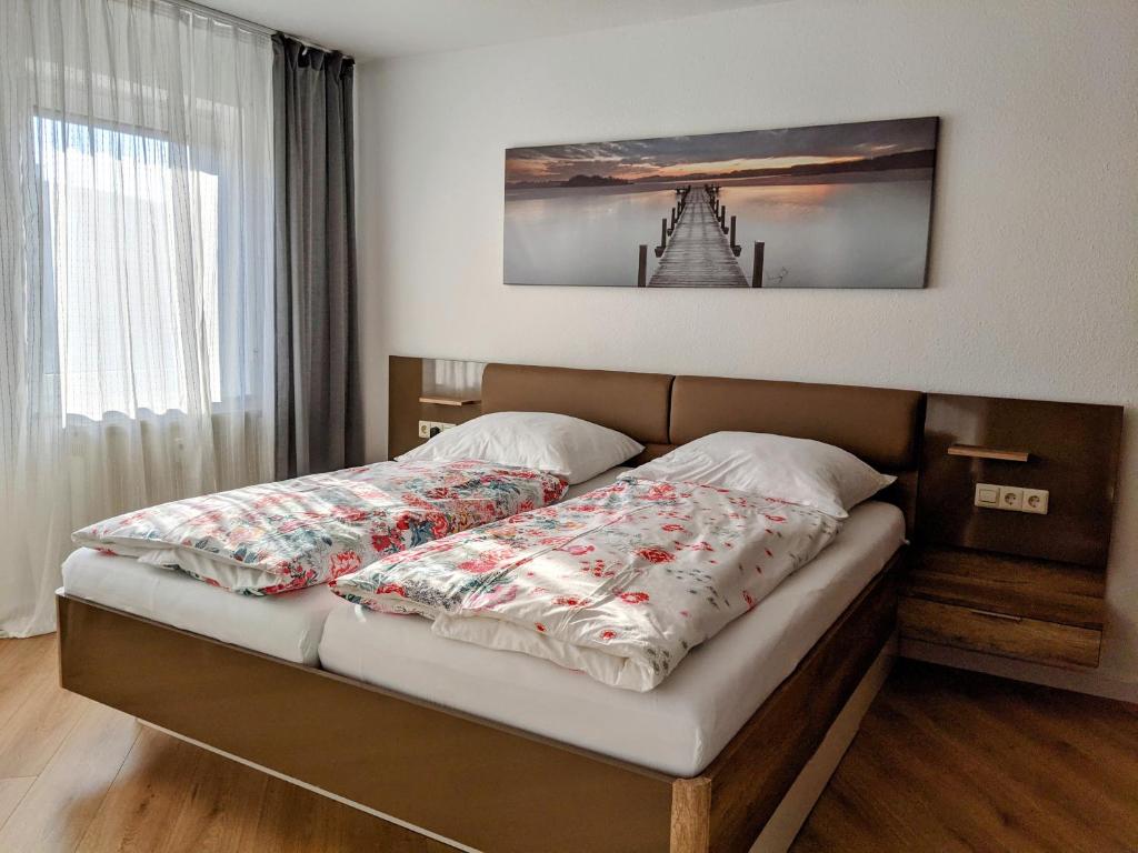 Postel nebo postele na pokoji v ubytování Cozy Apartment with Parking Garage near Outlet