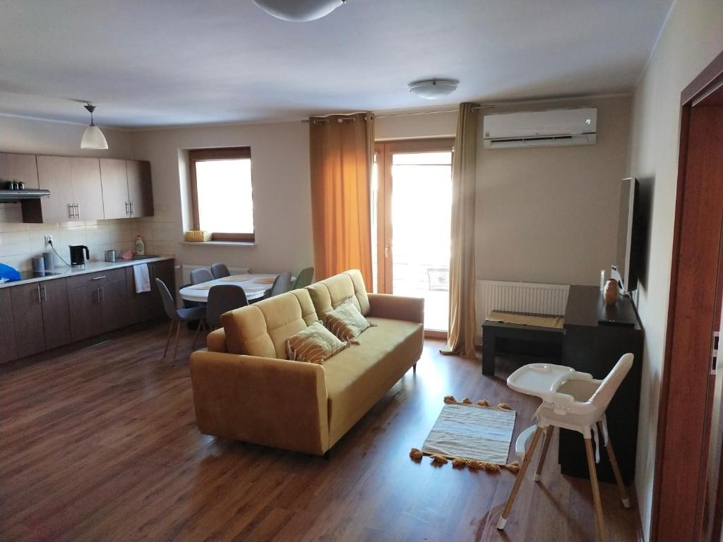 sala de estar con sofá y cocina en Adlerek Krynica, en Krynica Morska
