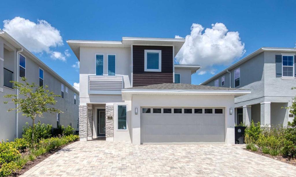 una gran casa blanca con garaje blanco en Tillies Town en Orlando