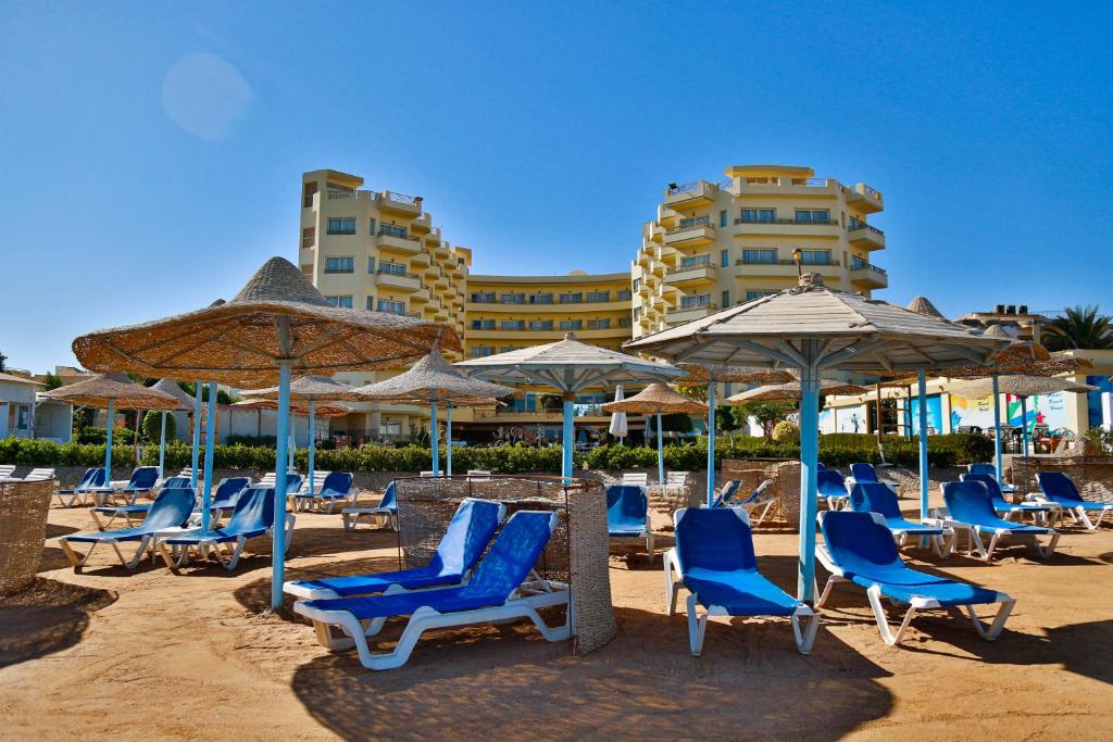 un montón de sillas y sombrillas en una playa en Magic Beach Hotel Hurghada, en Hurghada