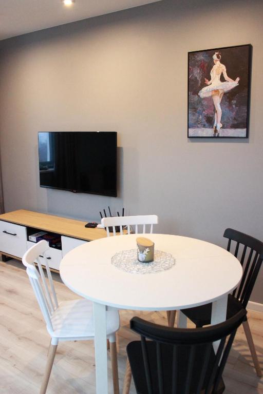 Televízia a/alebo spoločenská miestnosť v ubytovaní Apartament Nad Góralem