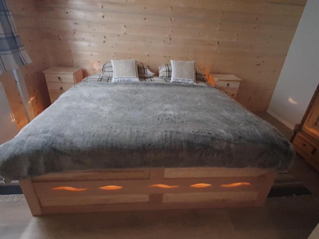 Posteľ alebo postele v izbe v ubytovaní Starry Laz mountain house