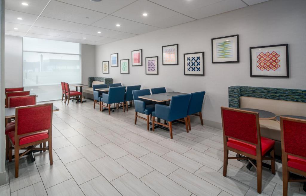 Posezení v ubytování Holiday Inn Express & Suites - Brandon by IHG