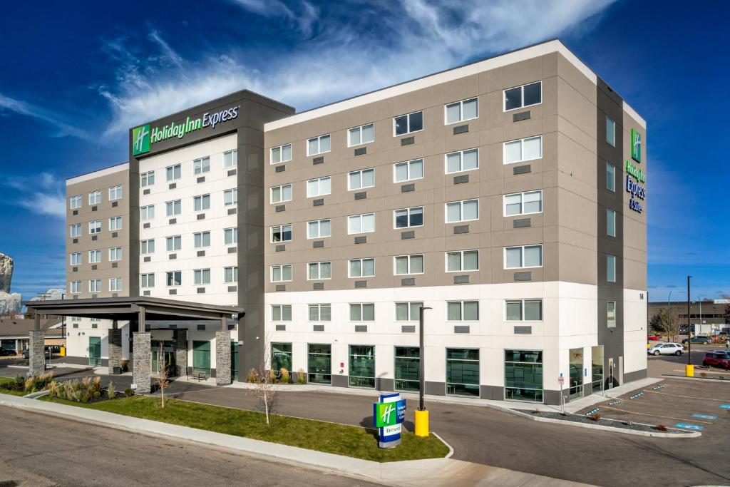 Holiday Inn Express & Suites - Brandon, an IHG Hotel في براندون: صورة لفندق اريوت