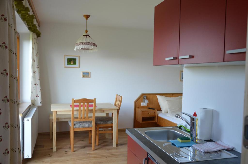 Kuchyň nebo kuchyňský kout v ubytování Biobauernhof Wolf-Hof
