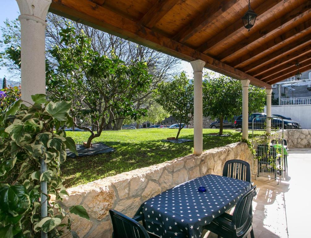 Jardí fora de Apartments Radić