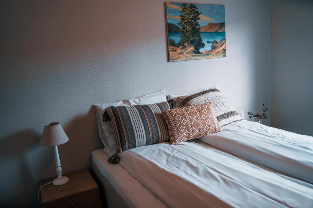1 cama con almohadas en el dormitorio en Hotell Nesbyen en Nes i Ådal