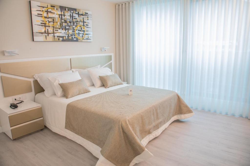 Postel nebo postele na pokoji v ubytování Calamar Hotel