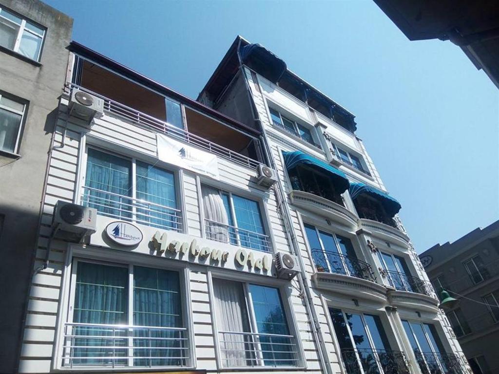 een gebouw met een bord aan de zijkant bij Harbour Hotel in Sinop
