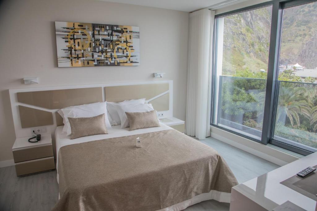 Postel nebo postele na pokoji v ubytování Calamar Hotel