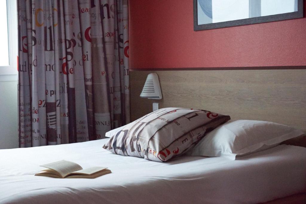 Postel nebo postele na pokoji v ubytování Ace Hotel Annecy