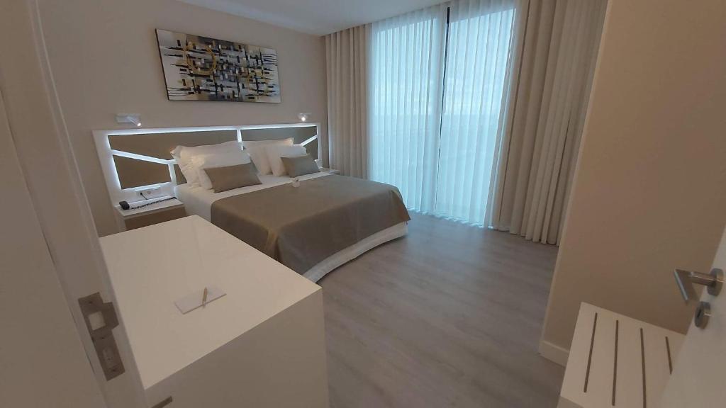 Postel nebo postele na pokoji v ubytování Calamar Hotel