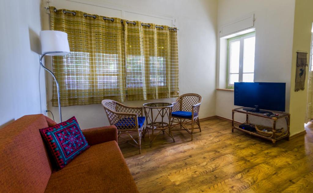 Μια τηλεόραση ή/και κέντρο ψυχαγωγίας στο Jerusalem Garden Home