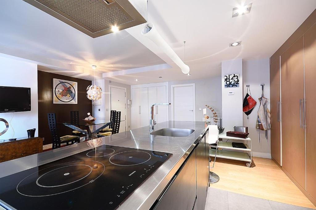 cocina con encimera negra en una habitación en Piso moderno, céntrico y con garaje gratis en Bilbao