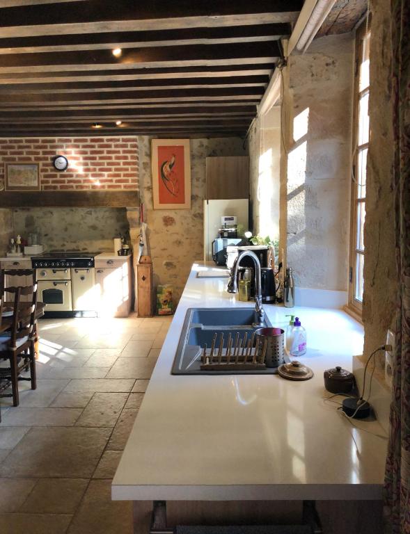Kuchyň nebo kuchyňský kout v ubytování Gite de l'ancien college